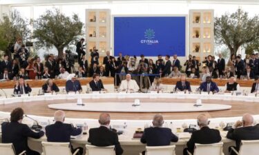 Slika od Papa Franjo stigao na samit G7; imao je jednu važnu poruku