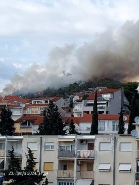 Slika od Požar na Hvaru gasi 70 vatrogasaca: Dosad izgorjelo 30 hektara raslinja i borove šume