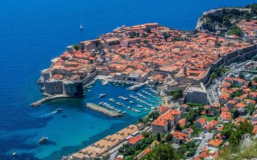 Slika od Restorani u Dubrovniku stolovima blokirali prolaz pješaka. Grad im otkazao ugovore