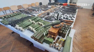 Slika od Sedmorici muškaraca iz Siska oduzet cijeli arsenal oružja, od puški do granata: Sisačka policija sve je izložila