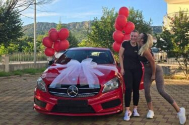 Slika od Šefica svojoj zaposlenici darovala auto njenih snova: crveni Mercedes! ‘Ostala sam u šoku!’