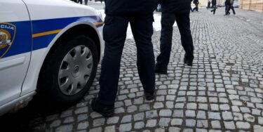 Slika od Sinjski policajci: Načelnik vadi pištolj, policajcima naređuje da trube po gradu. MUP: Proveli smo internu istragu…