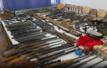 Slika od Sisačka policija pohvalila se ‘ulovom’. Kod sedmorice pronađena gomila oružja: ‘Najviše brine količina bombi’