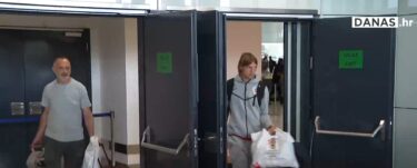 Slika od Sosinjo prošao kroz velika vrata na aerodromu, žene vrištale