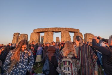 Slika od Stonehenge prepun Britanaca i turista: Stotine dočekale zoru i pozdravile ljeto