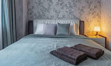 Slika od Tko kaže da veliki bračni krevet ne stane u malu spavaću sobu? Stručnjaci imaju rješenja
