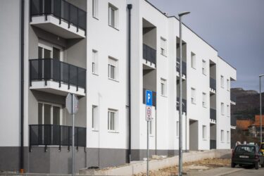 Slika od U Drnišu uručeni ključevi prvim stanarima novoizgrađene višestambene zgrade. Ministar Bačić: ‘Ovo nije kraj, gradit će se još‘