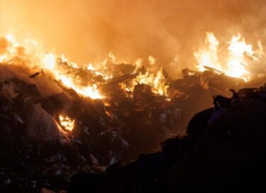 Slika od U nedjelju na Cresu buknuo požar. Zapalio se glomazni otpad. Očevidom će se utvrditi kako je došlo do požara