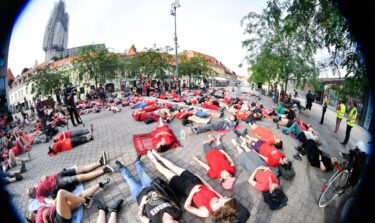 Slika od U Zagrebu održan prosvjed protiv genocida u Gazi: Mladi aktivisti ležali po cesti