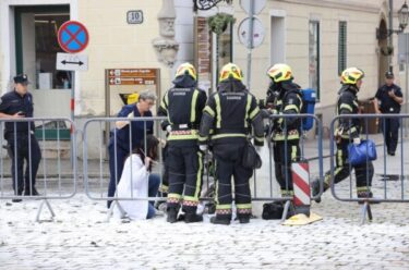 Slika od [Uznemirujući sadržaj] Strava u Zagrebu: Muškarac se polio benzinom i zapalio ispred zgrade Vlade RH