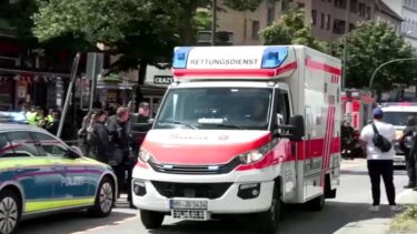 Slika od VIDEO Muškarac koji je prijetio ljudima sjekirom u Hamburgu je u bolnici: Policija ga je upucala