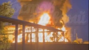 Slika od VIDEO Noćni udar na ruski grad: Zapalili spremnike s naftom, veliki požar gasi 200 ljudi