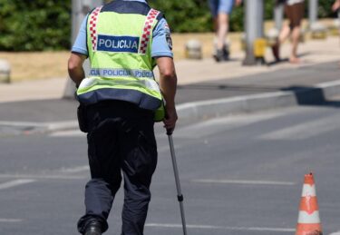 Slika od Zadranin teško ozlijeđen na Bulevaru: motorom pokušao proći između kolone, pa naletio na automobil 52-godišnjaka: Policija izdala upozorenja…