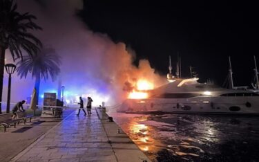 Slika od Zapalila se jahta u Makarskoj, zbog požara zatvorena cijela riva
