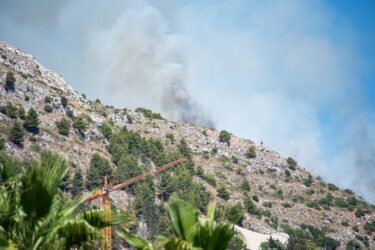 Slika od Zaustavljeno širenje velikog požara kod Dubrovnika: Zaprijetio je naselju, u pomoć došli kanaderi