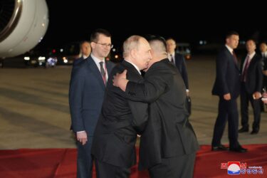 Slika od Zlokobni zagrljaj od kojeg Zapad strepi. Kim Jong Un uz Putina poručio: ‘Svijet se komplicira…’