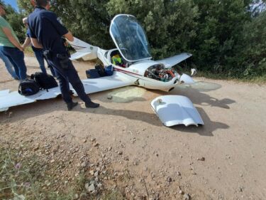 Slika od Zrakoplovom koji je pao kraj Starog Grada upravljao Francuz (68); policija objavila detalje nakon očevida