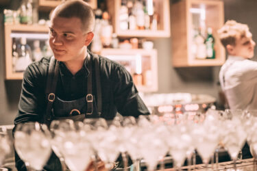 Slika od Barmen Karlo Ferenčak  napustio je Noel i preuzeo bivši Cogito na Kvatriću, koji će se odsad zvati Urania Bar