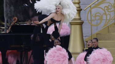 Slika od Baš u njezinom stilu! Lady Gaga u ružičastom perju zapjevala na otvorenju Olimpijskih igara