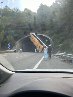 Slika od Bizarna nesreća. Autobus zaglavio na ulazu u tunel, ozlijeđeno 45 osoba, troje putnika kritično