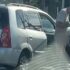 Slika od Bizarna snimka: Izašao iz auta nasred ceste i počeo urinirati