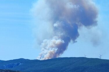 Slika od Buknuo požar poviše Ponikava, upućena tri kanadera