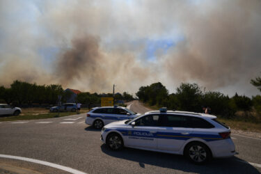 Slika od Buknuo veliki požar kraj Skradina, četiri kanadera gase: ‘Ozbiljno se približio lokalnim kućama’