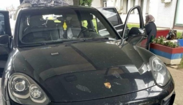 Slika od Carinici iz susjedstva zavirili ženi u gaćice i skoro pali u nesvijest: Crni Porsche krije grdu tajnu