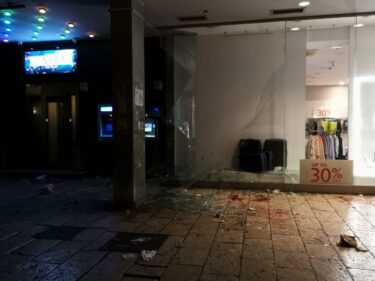 Slika od Detalji užasa u Splitu: Puklo staklo i zasulo 22 osobe. Policija otkrila što se dogodilo