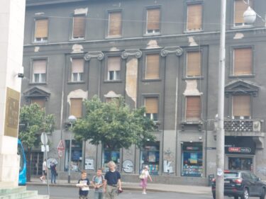 Slika od Dio fasade pao sa zgrade preko puta HNB-a: ‘Upravo je roknuo!’