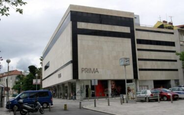 Slika od Drama ispred noćnog kluba u Splitu. Komadi stakla zasuli mlade, ozlijeđene čak 22 osobe. Policija otkrila uzrok