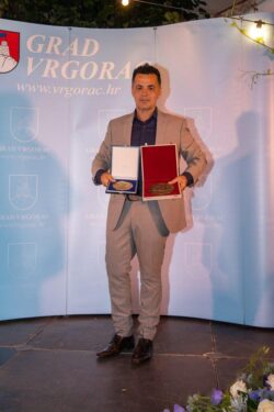 Slika od DUBROVAČKI PJESNIK NAJBOLJI Nagrada ‘Tin Ujević’ u rukama Stanka Krnjića