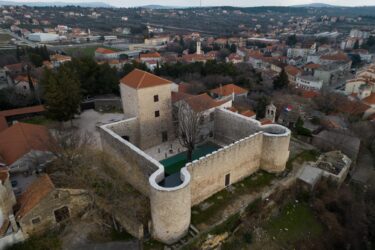 Slika od Dvorište benkovačkog Zavičajnog muzeja otvara se za najmlađe posjetitelje: moći će uživati u projekciji filma “Pustolovine bubamare i crnog mačka”