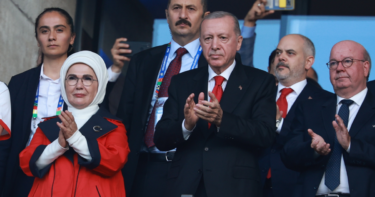 Slika od Erdogan snimljen na tribinama u Berlinu, na utakmicu poveo i suprugu Eminu