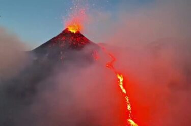Slika od Eruptirao vulkan u Italiji: Teku rijeke lave, suklja gusti dim
