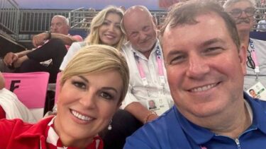 Slika od Fantastična četvorka! Kolinda objavila selfie sa suprugom, a iza njih Zlatko Mateša i Blanka