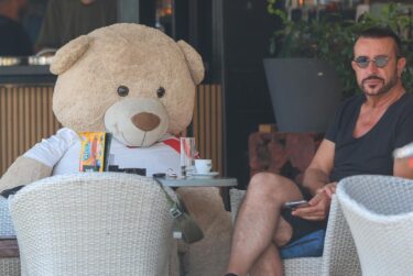 Slika od Fotka dana: Mladen Burnać pio kavu s gigantskim plišanim medvjedom za stolom