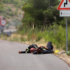 Slika od Fotka dana: Premoreni vatrogasci zaspali na cesti kod Tučepa