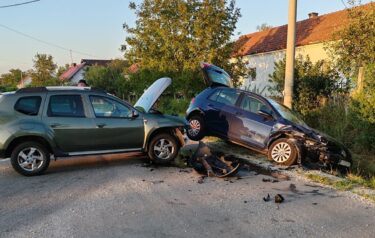 Slika od FOTO Bočni sudar u Vrbovcu, auto sletio. Djevojka ozlijeđena