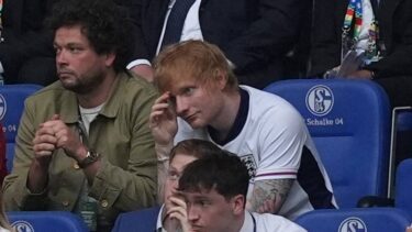 Slika od FOTO Eda Sheerana fotkali su na tribinama, bodrio je Engleze: ‘A zna se tko će osvojiti Euro!’