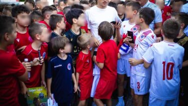 Slika od FOTO Modrić je stigao u Mostar! Luku su dočekale stotine djece