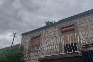 Slika od (FOTO) Nevrijeme razrušilo krov obitelji Kristić u Slanome