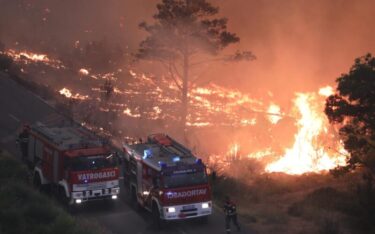 Slika od FOTO/VIDEO: Veliki požar u Tučepima, vatra se proširila i na Park prirode Biokovo