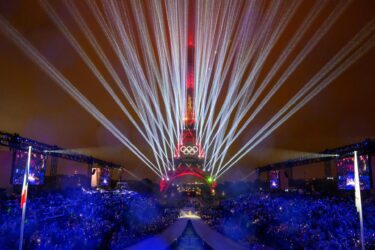 Slika od Francuzi na kraju spektakularnog otvaranja iznenadili čitav svijet! S Eiffelovog tornja zapjevala teško bolesna diva