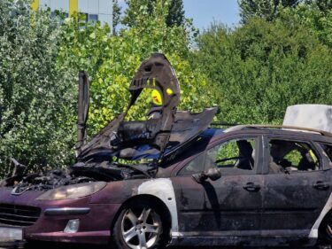 Slika od Gorio automobil na Slavonskoj aveniji, totalno je uništen