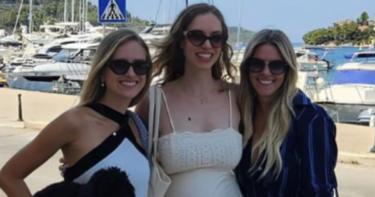 Slika od Hana Huljić uživa u druženju s prijateljicama, pokazala je trudnički trbuh