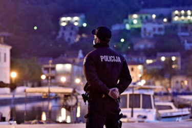 Slika od Horor na Korčuli: Unezvijeren došao kući pa pokušao ubiti djevojku i oteti bebu