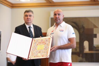 Slika od Hrvatska vaterpolska reprezentacija svečano primila odlikovanja od predsjednika Milanovića