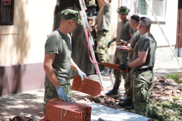 Slika od Hrvatska vojska pristigla u pomoć Bošnjacima: ‘Popravljamo kuće, čistimo puteve. Spremni smo za izazove’