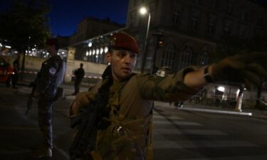 Slika od Izboden vojnik u centru Pariza, napadač uhićen